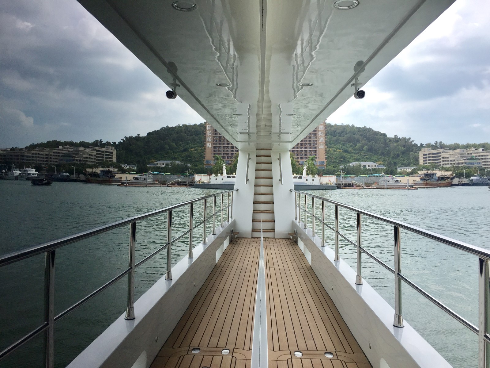 就目前為止,三亞最大的游艇就在圖片里了,46米錦龍游艇,產自大連。大連是船舶工業最厲害的城市,沒有之一,為什么這么說呢?因為1-3號航母,都是在大連生產或者組裝的。這家造船廠叫大連船舶重工集團,因此大連船舶工業在配套上就優越于許多其他造船工業城市。#三亞游艇##三亞游艇出海#